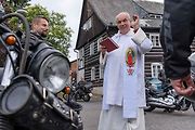 Motorkáři se sjeli na žehnání v bazilice v Jablonném.