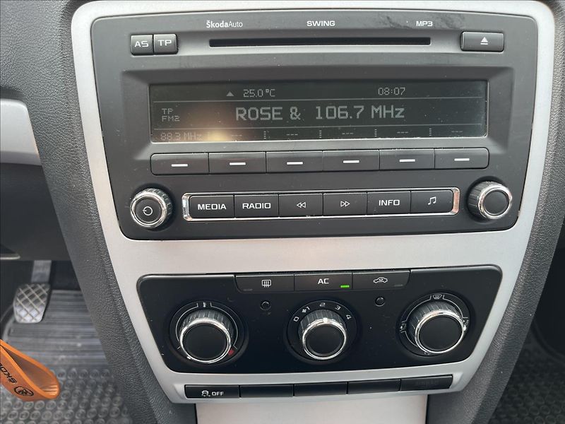 Škoda Octavia 1,6 TDi KLIMA ROZVODY SERVIS - fotka 17 z 34