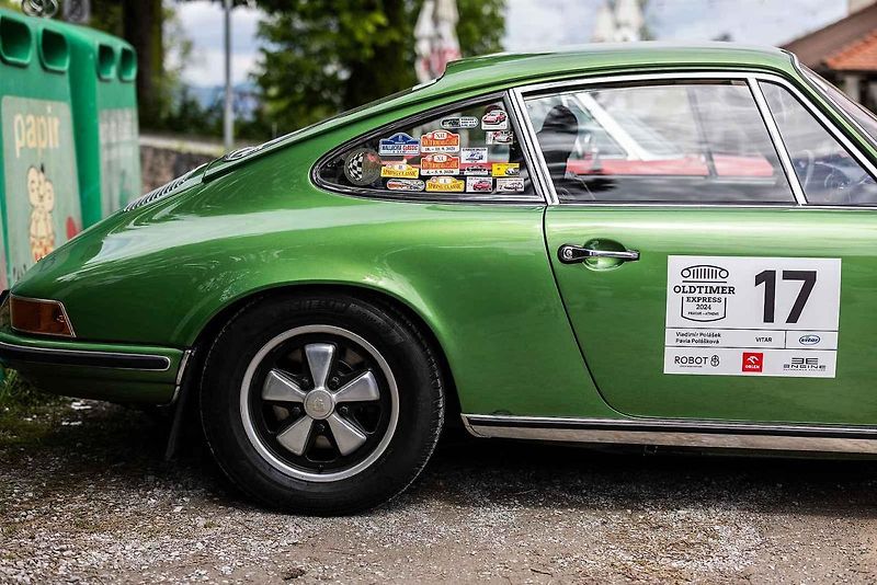 Všichni účastníci s vozy v cíli druhého ročníku Oldtimer Expressu, který mířil z Prahy do řeckých Atén.
