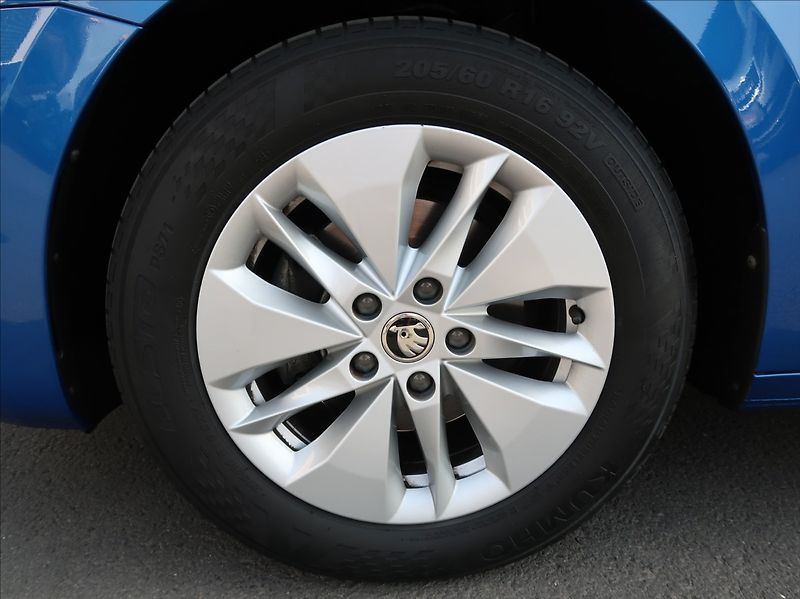 Škoda Octavia 2,0 TDi,1majČR,serv.kn,DSG,DPH - fotka 22 z 26