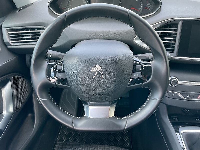 Peugeot 308 (2020) Com. 1.5HDi ČR! 1.maj.! - fotka 23 z 31