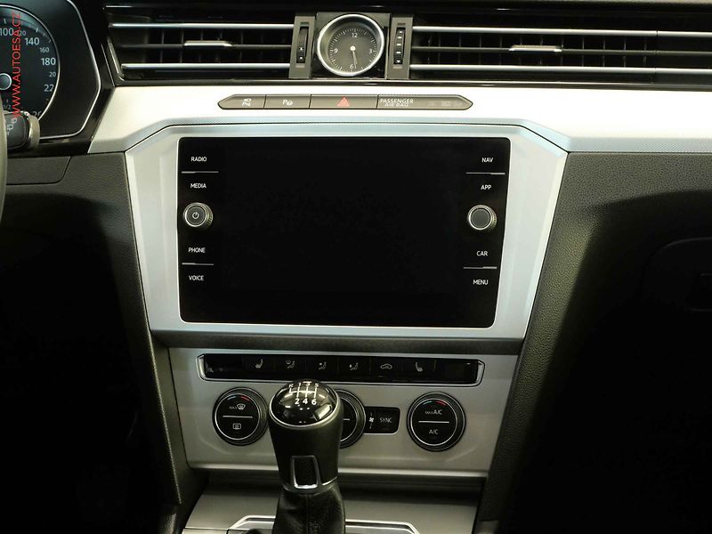 Volkswagen Passat (2019) 2.0TDi, navi, masáž - fotka 11 z 23