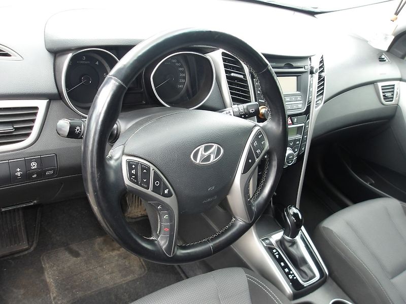 Hyundai i30 1,6CRDi  Automat!! 2 x kola! - fotka 17 z 34