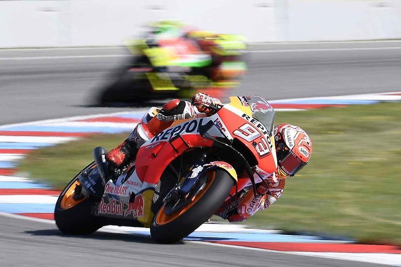 Motocyklová legenda Valentino Rossi při závodě na Masarykově okruhu v roce 2019.