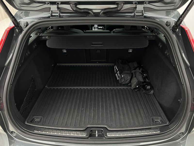 Volvo V60 T6 AWD DARK PLUS 1. maj. - fotka 5 z 49