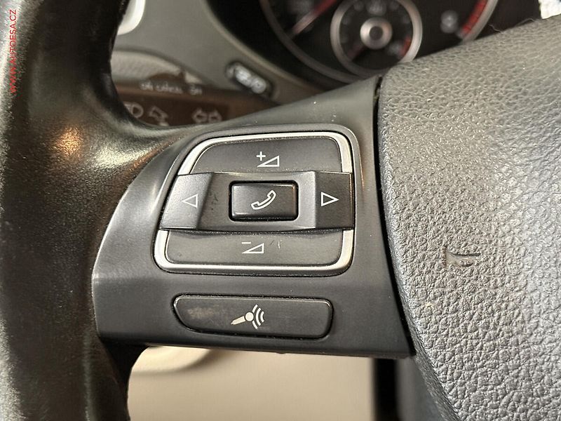 Volkswagen Jetta (2012) 1.4TSi, AC, výhřev sed - fotka 18 z 19