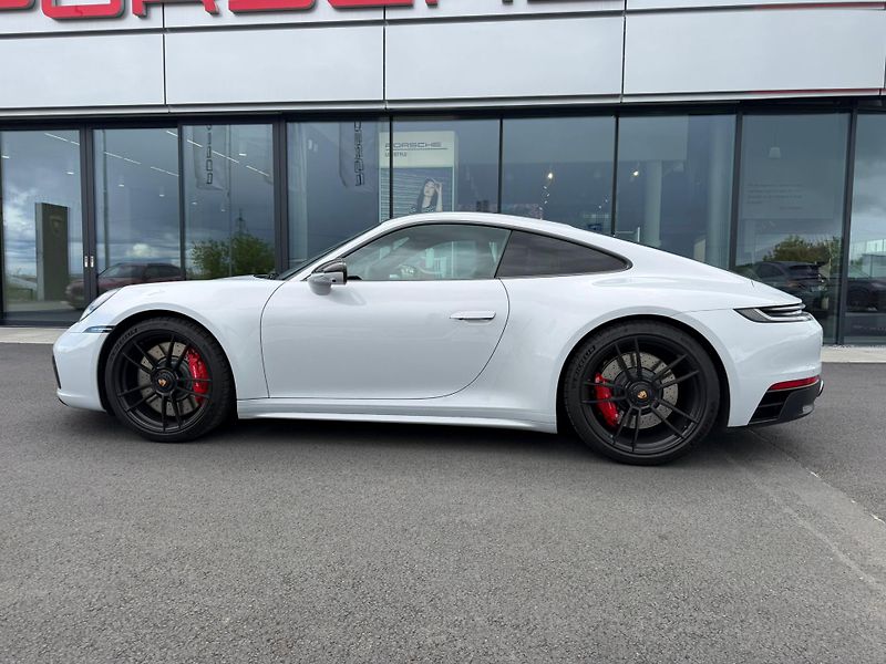 Porsche 911 (2023) Carrera 4 GTS - fotka 2 z 24