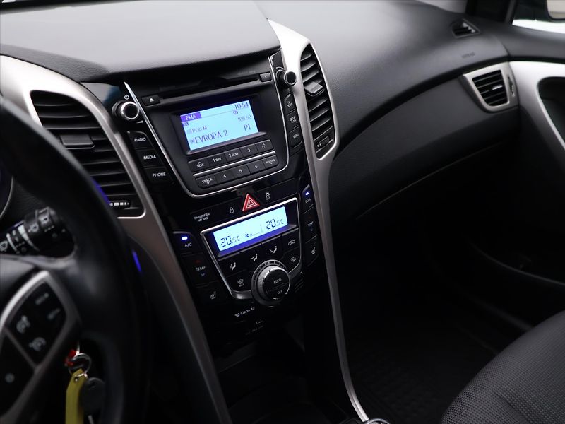 Hyundai i30 1,6 CRDi 81kW CZ Weekend - fotka 25 z 38
