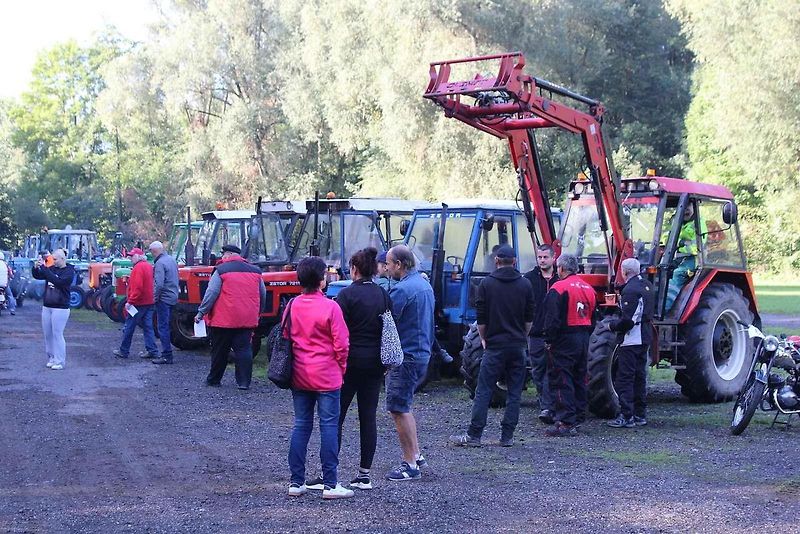 Traktory se poprvé na srazu představily v Budyni nad Ohří. Na snímku je historický asymetrický Farmall. Jeho majitel jej ukázal v plné parádě.