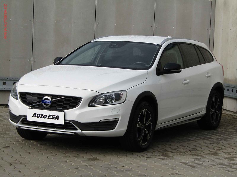 Volvo V60 (2017) 2.0 T5 4x4, ČR, Cross - fotka 3 z 18
