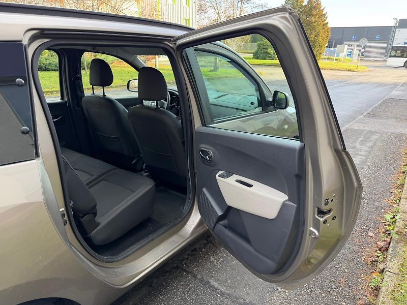 Dacia Lodgy 1,6 i / 7-míst / 1.maj./ ČR /  - fotka 15 z 24