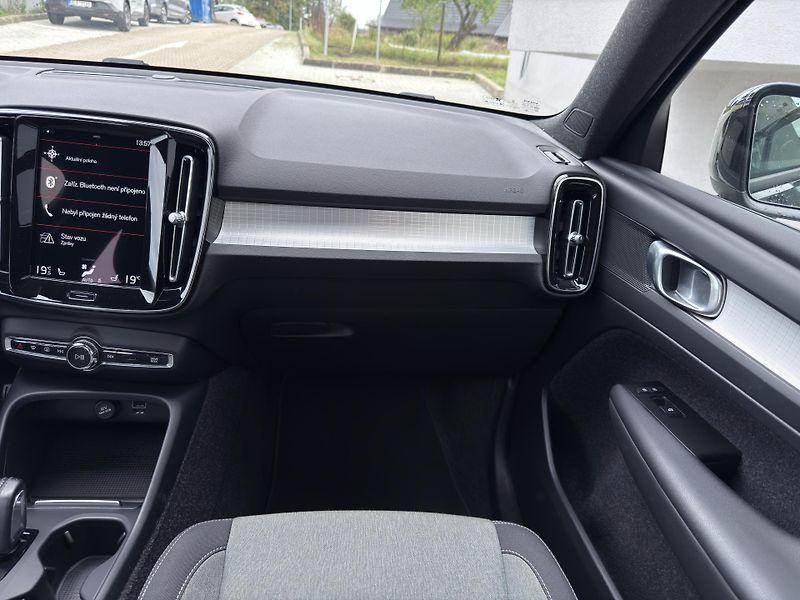Volvo XC40 T2 FWD // CORE // PANORAMA - fotka 18 z 30