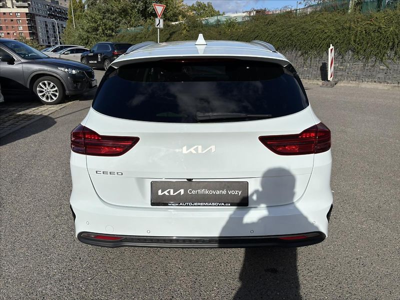 Kia Ceed 1,5 TGDi 118kW TOP ZÁRUKA NAVI - fotka 4 z 40