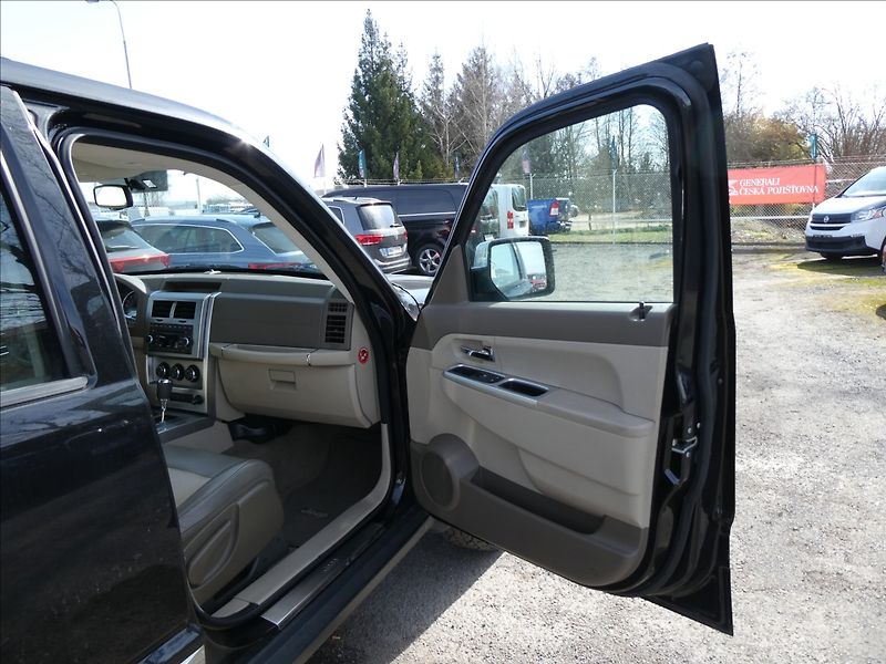 Jeep Cherokee 3,7 L 151kW 4x4, automat - fotka 18 z 37