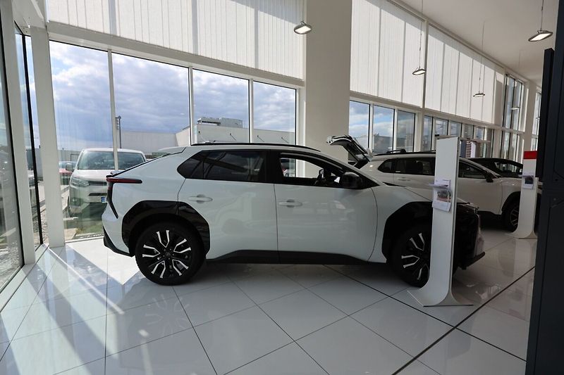 Toyota bZ4X Executive AWD 73.1 kWh - fotka 3 z 18