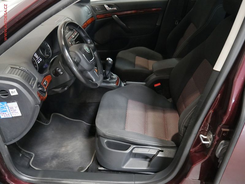 Škoda Octavia (2009) 2.0 TDi, ČR, xenon, autoAC - fotka 9 z 19