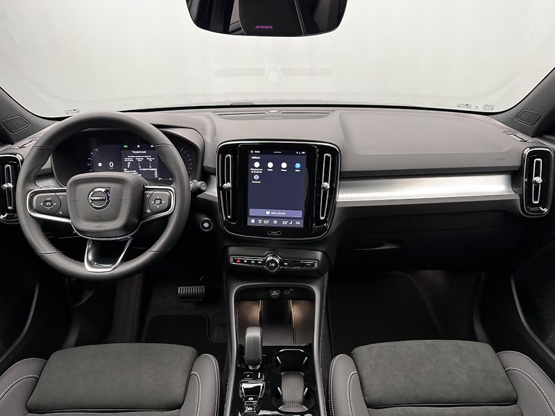 Volvo XC40 (2026) B3 BLACK EDITON  PLUS - fotka 2 z 23