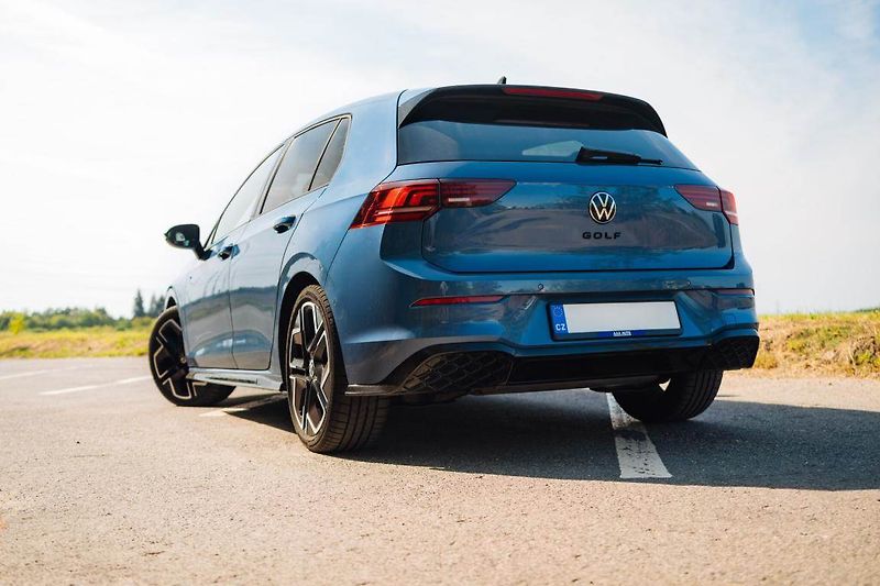 Volkswagen Golf (2025) R-Line 1.5 TSI - fotka 4 z 27