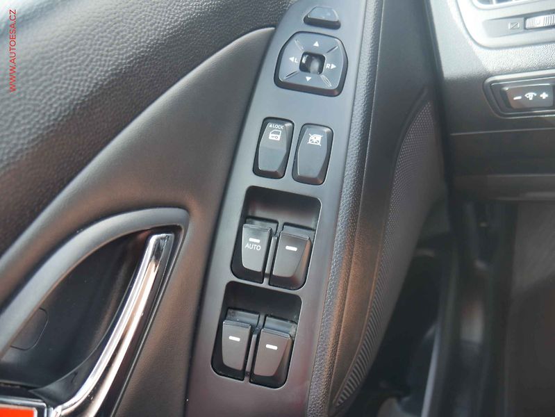 Hyundai ix35 (2013) 1.6 GDI, ČR, AC, výhřev sed. - fotka 12 z 15