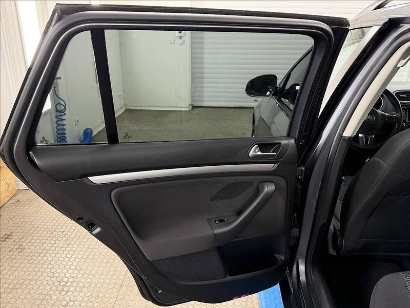 Volkswagen Golf 1,6 TDi 77 KW DSG NAVI PDC - fotka 25 z 31