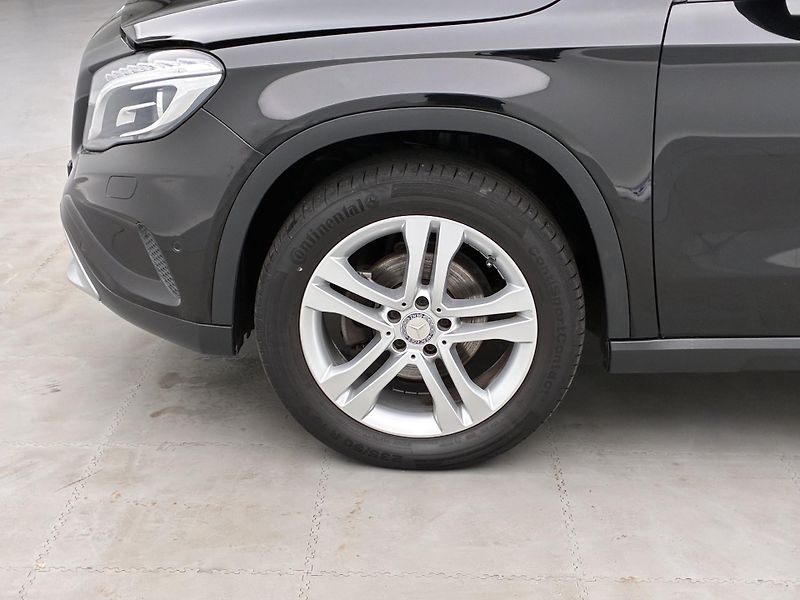 Mercedes-Benz GLA 1,6 180 90kW Xenon Navi - fotka 17 z 24