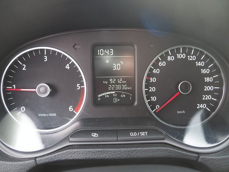 Volkswagen Polo (2010) 1.6 TDI - fotka 23 z 32
