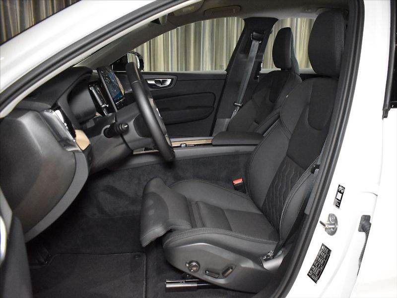 Volvo XC60 2,0 B5 AWD PLUS Bezklíč,BLIS - fotka 8 z 23