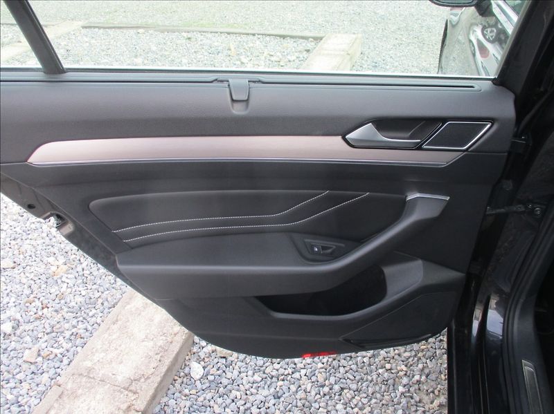 Volkswagen Passat 2,0 TDI, Elegance, DSG, servis - fotka 10 z 35