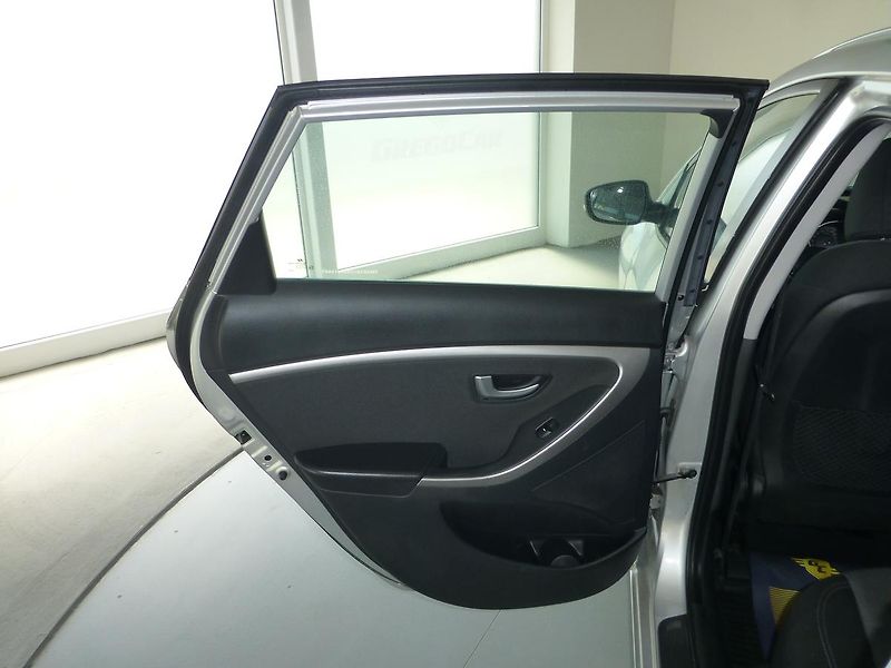 Hyundai i30 (2013) 1,6CRDI*ALU*KLIMA*VYHŘ.SED** - fotka 12 z 22
