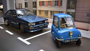 Porovnání parkujících vozů Audi Quattro a Peel P50