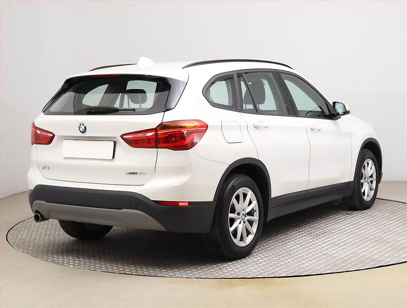 BMW X1 (2018) sDrive18i, Automat, Navi - fotka 5 z 21