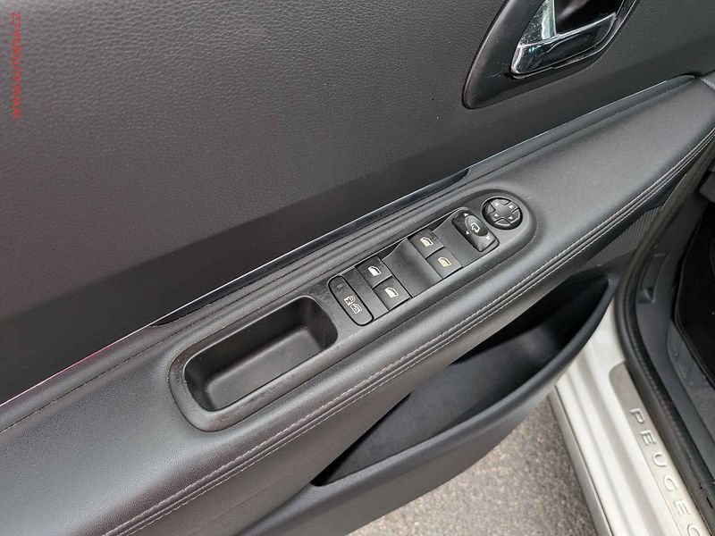 Peugeot 3008 (2014) 2.0 HDi, Allure, AT, navi - fotka 11 z 18