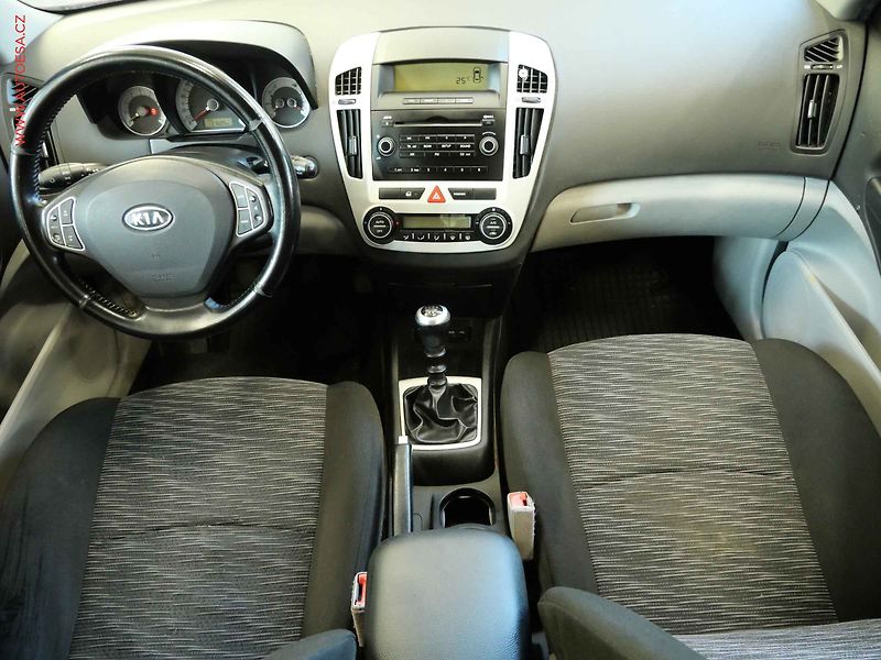 Toyota Auris (2010) 1.6VVTI, ČR, autoAC - fotka 8 z 19