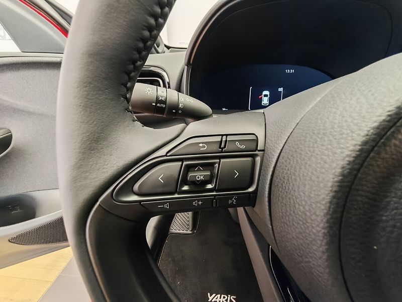 Toyota Yaris 1.5 TNGA HEV Executive VIP - fotka 14 z 33