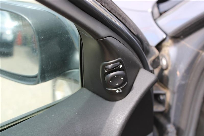 Saab 9-3 2,0 i  AUTOMAT, KLIMA - fotka 15 z 28