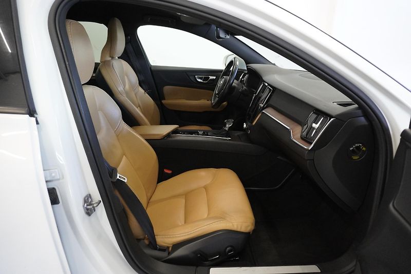 Volvo V60 (2019) CROSS COUNTRY 2,0 D4 AWD AUT. - fotka 31 z 33