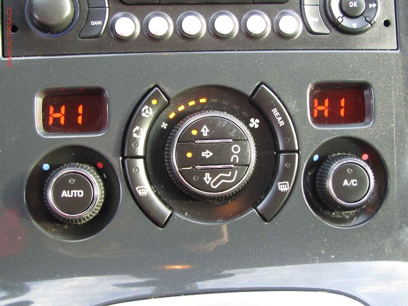 Peugeot 5008 (2015) 1.6 HDi, ČR, autoAC - fotka 14 z 21