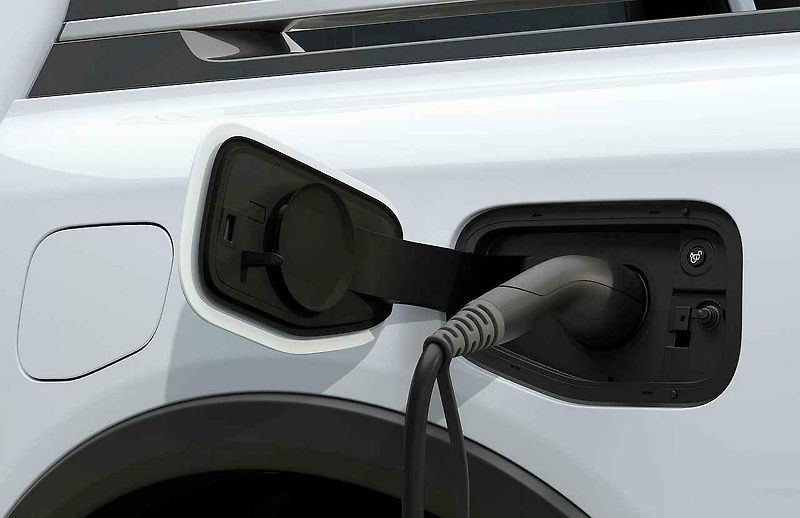 Ford Ranger PHEV je nepochybně dobrý i k uspořádání party v přírodě.