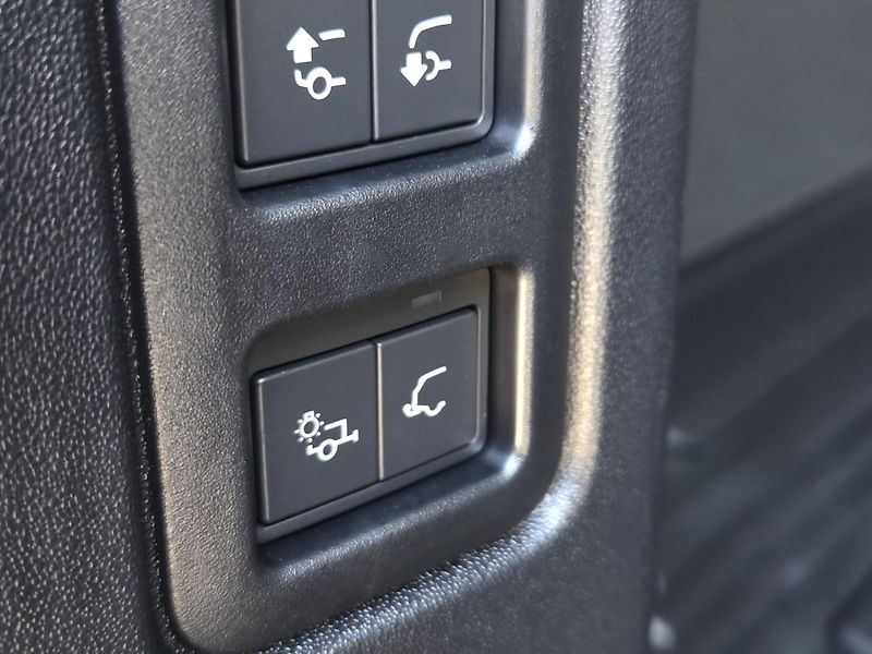 Land Rover Defender (2025) D300 X-DynSE HUD PANO TZ ACC - fotka 54 z 55