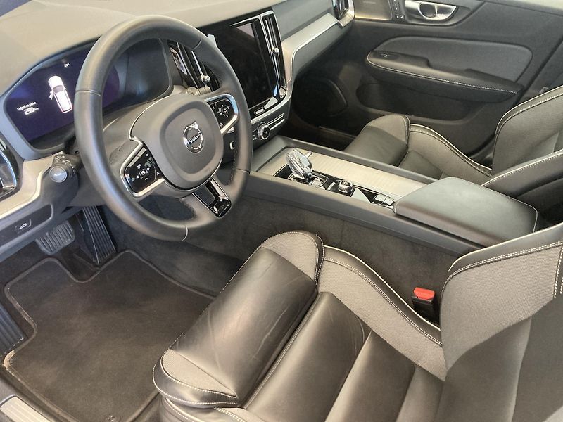 Volvo V60 B4 FWD PLUS DARK TAŽNÉ ZAŘÍ. - fotka 18 z 31