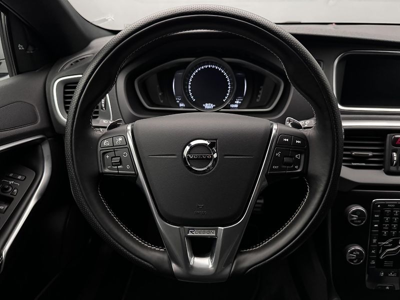 Volvo V40 T3 R-DESIGN AUT REZERVACE - fotka 28 z 47
