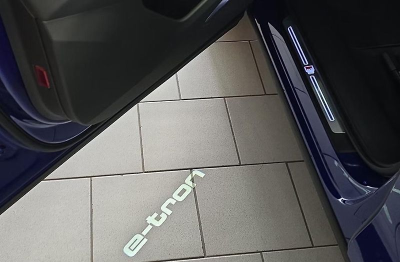 Audi Q8 e-tron 55 Q S-Line 360k Pano Tažné - fotka 23 z 26