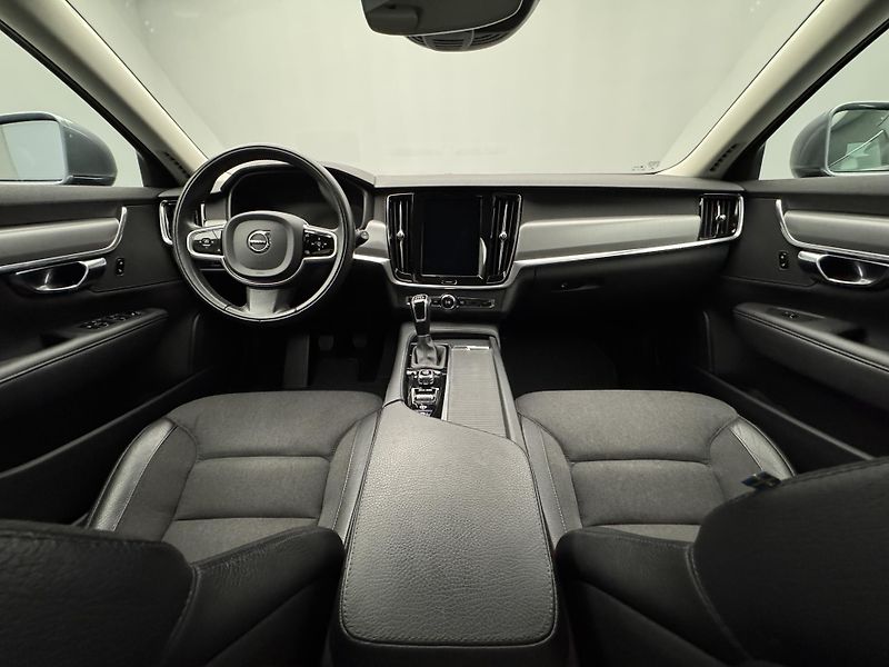 Volvo V90 D4 MOMENTUM PRO  - fotka 2 z 52
