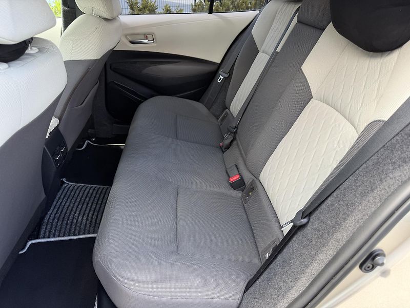 Toyota Corolla (2022) 1.8 90 kW hybrid / sedan - fotka 13 z 22