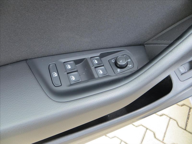 Volkswagen Passat 2,0 TDI 110kW Business DSG ČR - fotka 12 z 28