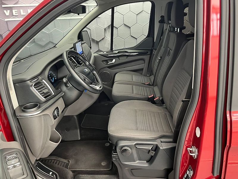 Ford Tourneo Custom 320 L2H1 Titanium 136 kW aut. - fotka 26 z 64