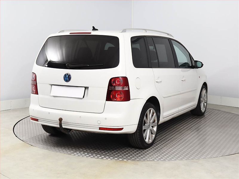 Volkswagen Touran (2010) 2.0 TDI, Automat, Navi, Xenony - fotka 5 z 16
