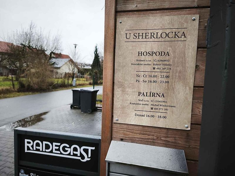 Holmes pověsil pátrání na hřebík a teď v Čechách krájí tlačenku, čepuje pivo a griluje klobásy.