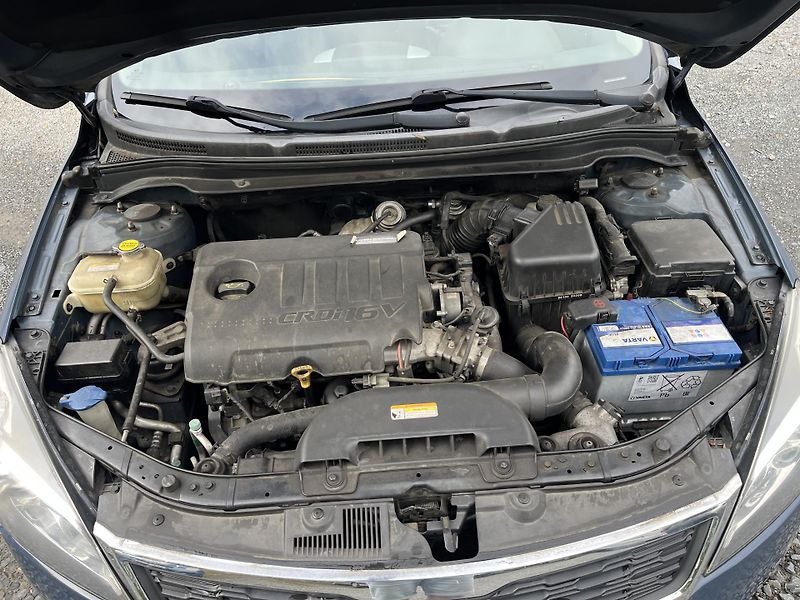 Kia Ceed (2010) 1,6 CRDi 85 Kw ČR!!! - fotka 16 z 16