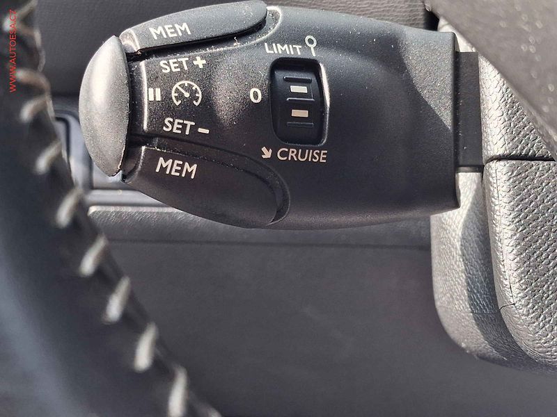 Peugeot 308 (2015) 1.6 HDi, 1.maj, AC, park - fotka 13 z 16